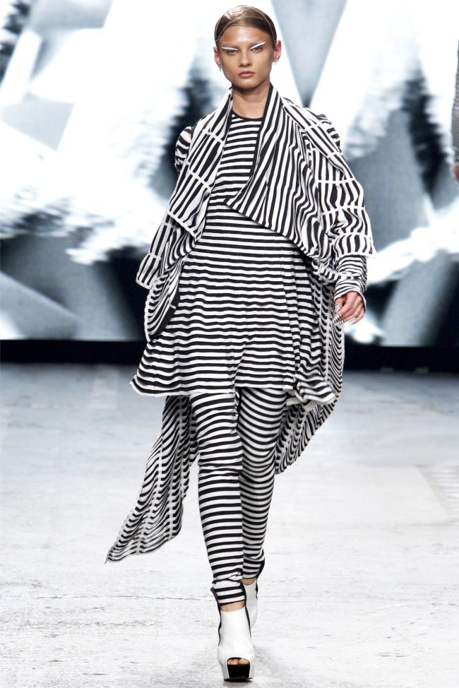gareth pugh25 Gareth Pugh Spring 2012 | Paris Fashion Week