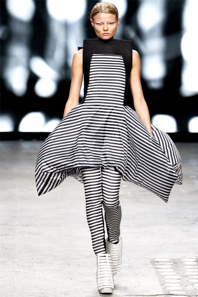 gareth pugh26 Gareth Pugh Spring 2012 | Paris Fashion Week