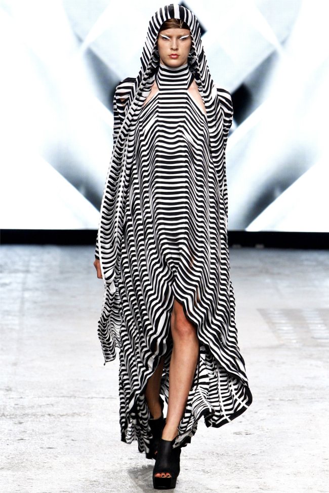 gareth pugh28 Gareth Pugh Spring 2012 | Paris Fashion Week