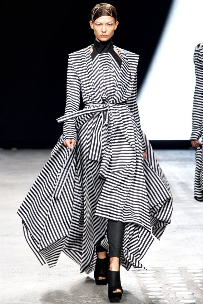 gareth pugh29 Gareth Pugh Spring 2012 | Paris Fashion Week
