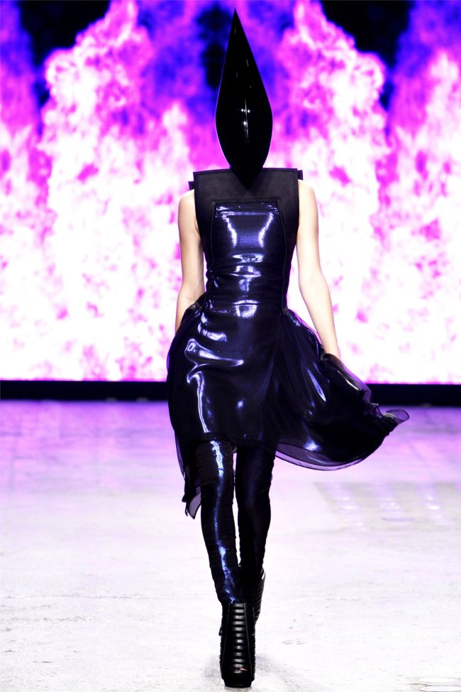 gareth pugh31 Gareth Pugh Spring 2012 | Paris Fashion Week