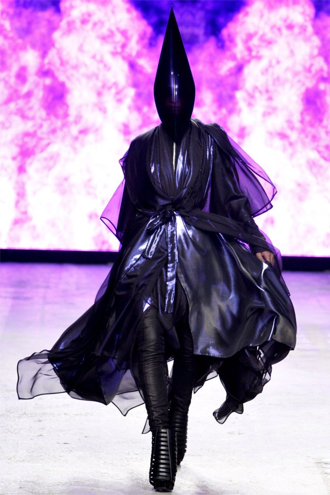 gareth pugh32 Gareth Pugh Spring 2012 | Paris Fashion Week