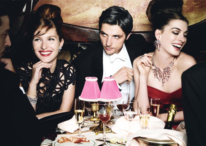 Anne Hathaway for <em>Vogue US</em> November 2010 by Mario Testino anne hathaway1 Anne Hathaway for <em>Vogue US</em> November 2010 by Mario Testino