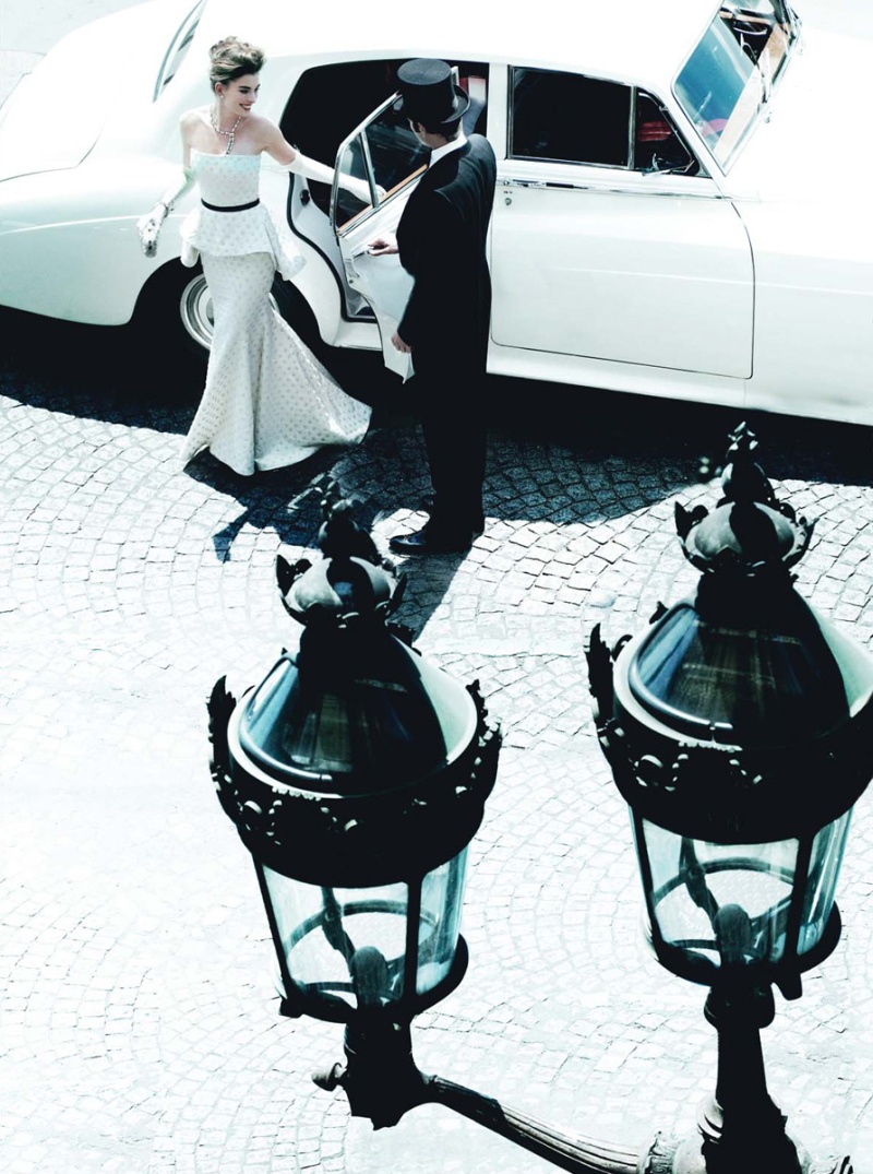 Anne Hathaway for <em>Vogue US</em> November 2010 by Mario Testino anne hathaway4 Anne Hathaway for <em>Vogue US</em> November 2010 by Mario Testino
