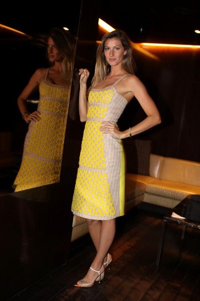 Gisele1 Gisele Bundchen in Pedro Lourenço and Alexandre Birman