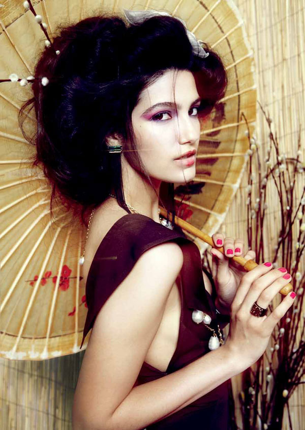 Tara Emad by Andrew Hobbs for <em>Harpers Bazaar Arabia</em> April 2011 lv Tara Emad by Andrew Hobbs for <em>Harpers Bazaar Arabia</em> April 2011