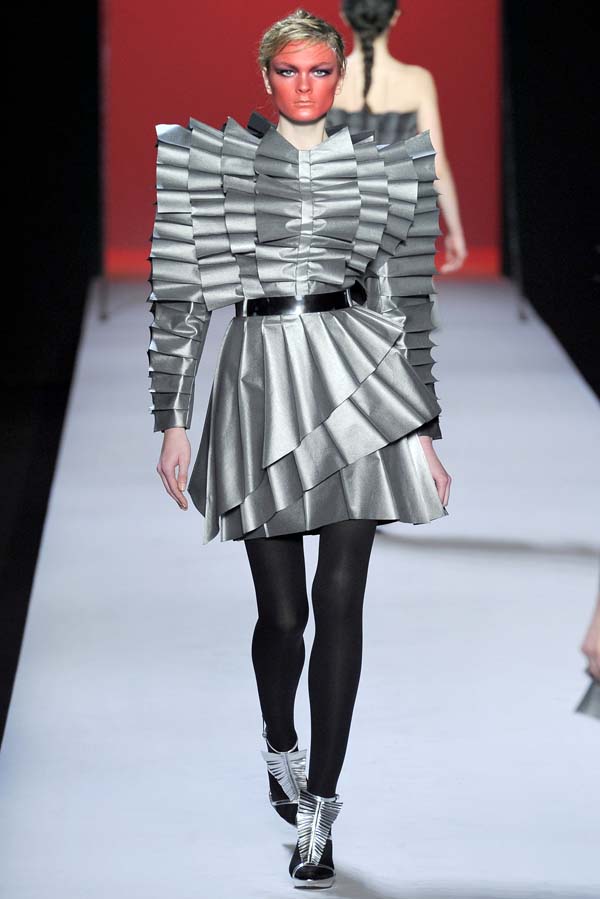 Viktor & Rolf Fall 2011 | Paris Fashion Week